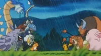 Criaturas fantásticas coloridas, incluindo um dragão azul e um touro marrom, se encaram sob chuva forte. Cena de confronto épico.