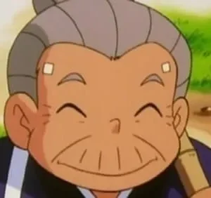 Personagem de anime idoso e feliz, com cabelo grisalho e rosto enrugado, sorri com os olhos fechados. Veste roupa azul e vermelha, em fundo natural.