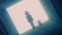 Duas silhuetas,uma humana e outra pequena,olham para uma vasta luz branca de um vão escuro. Clima misterioso e esperançoso.