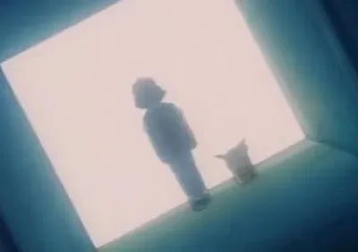 Duas silhuetas, uma humana e outra pequena, olham para uma vasta luz branca de um vão escuro. Clima misterioso e esperançoso.