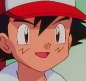 Jovem personagem de anime sorri largamente, com boné vermelho e branco e cabelo preto espetado. Bochechas rosadas e olhar entusiasmado.