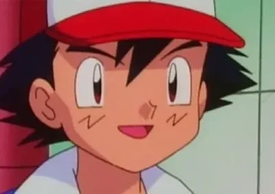 Jovem personagem de anime sorri largamente, com boné vermelho e branco e cabelo preto espetado. Bochechas rosadas e olhar entusiasmado.