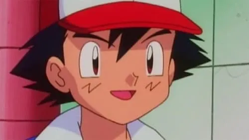 Jovem personagem de anime sorri largamente, com boné vermelho e branco e cabelo preto espetado. Bochechas rosadas e olhar entusiasmado.