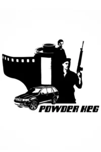 Silhuetas p&b: dois homens (um armado) à frente de um rolo de filme gigante e um SUV. Imagem com clima de ação.