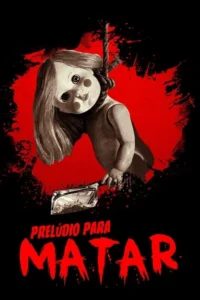 Boneca velha e sombria enforcada por corda,com cutelo ensanguentado. Fundo preto com grande mancha de sangue. Atmosfera de horror.