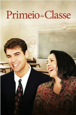 Homem de terno e mulher sorrindo em primeiro plano, contra uma sala de aula com quadro e carteiras. Clima alegre.