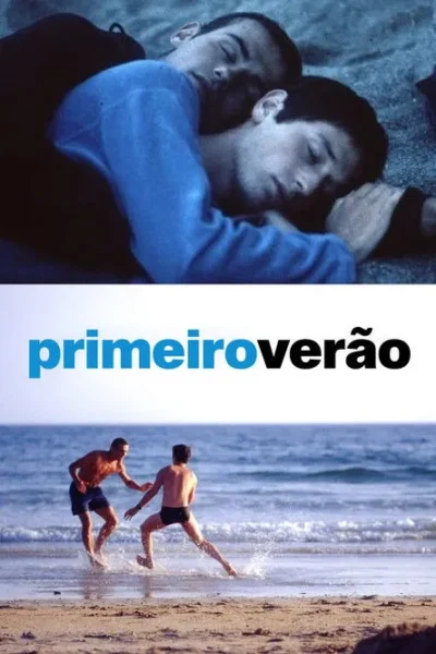 No topo, dois homens dormem abraçados. Abaixo, dois homens brincam e riem na água da praia. Atmosfera íntima e de verão.