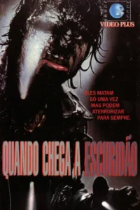 Pôster de terror. Rosto sujo e pálido de um homem,com lábios vermelhos e olhar fixo,emerge da escuridão. Clima sombrio e sinistro.