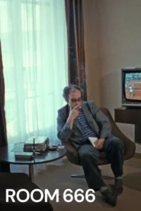 Homem de óculos fuma,pensativo,em poltrona num quarto. TV antiga com tênis,janela clara. Atmosfera calma.