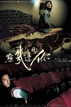 Mulher olha para cima em quarto escuro; homem segura relógio em cinema vazio. Clima melancólico e misterioso.