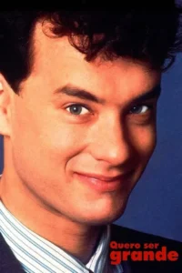 Pôster: close-up de um homem de cabelo escuro encaracolado e olhos claros, sorrindo de lado, em frente a um fundo azul. Clima divertido.