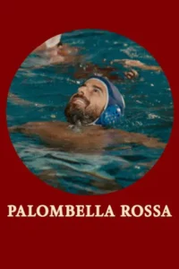 Homem barbudo com touca azul de polo aquático na água. Ele olha para cima com expressão serena. Outras figuras borradas ao fundo. Fundo vermelho.