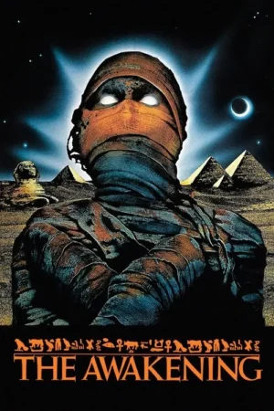 Pôster: Múmia com olhos luminosos em deserto egípcio, sob céu noturno com lua crescente e pirâmides. Clima de mistério antigo.