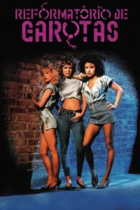 Três mulheres com atitude,cabelos dos anos 80,posam contra uma parede de tijolos com iluminação dramática.