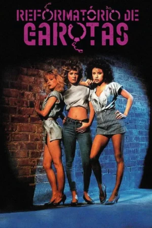 Três mulheres com atitude, cabelos dos anos 80, posam contra uma parede de tijolos com iluminação dramática.