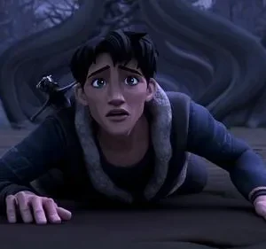 Um homem animado, com olhos azuis arregalados e expressão assustada, rasteja em uma floresta escura com árvores retorcidas.