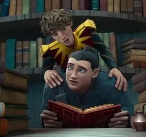 Dois jovens animados em uma biblioteca. Um lê um livro com expressão assustada enquanto o outro, por trás, o observa com surpresa.