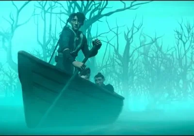 Mulher rema um barco com dois acompanhantes num pântano nebuloso. Árvores secas pontuam a névoa esverdeada. Clima misterioso.