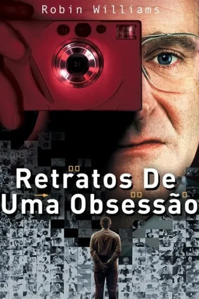 Um homem de óculos com olhar fixo, com uma câmera vermelha apontada para fora. Abaixo, um homem de costas olha uma parede de fotos.