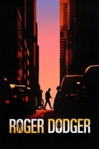 Homem em silhueta atravessa rua da cidade ao pôr do sol. Edifícios altos e carros escuros em contraste com céu roxo/laranja.