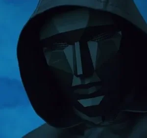 Close-up de figura mascarada com capuz escuro. Máscara geométrica preta com fundo azul sombrio e formas de nuvem. Clima misterioso.