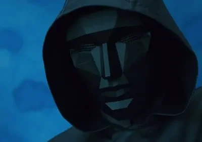 Close-up de figura mascarada com capuz escuro. Máscara geométrica preta com fundo azul sombrio e formas de nuvem. Clima misterioso.