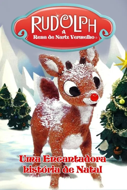Rena de feltro marrom com nariz vermelho, coberta de neve, em paisagem invernal com árvores de Natal. Clima clássico e festivo.