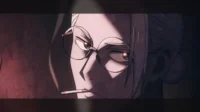 Rosto anime em close-up,com óculos redondos e cigarro na boca. Olhos vermelhos intensos brilham na sombra,transmitindo um ar misterioso.