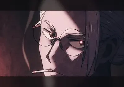 Rosto anime em close-up, com óculos redondos e cigarro na boca. Olhos vermelhos intensos brilham na sombra, transmitindo um ar misterioso.