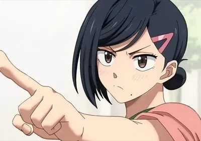 Anime: mulher de cabelo escuro, presilha rosa, blusa rosa/verde. Aponta o dedo, com rosto sério e um pouco irritado.