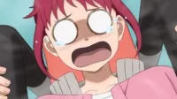 Personagem de anime com cabelo rosa,olhos brancos arregalados e lágrimas,grita de pânico. Braços escuros a seguram. Expressão exagerada.