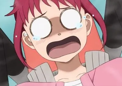 Personagem de anime com cabelo rosa, olhos brancos arregalados e lágrimas, grita de pânico. Braços escuros a seguram. Expressão exagerada.