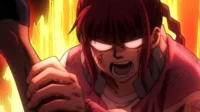 Anime:mulher ruiva com olhos brilhantes e rosto furioso,segurando um braço. Fundo de chamas intensas e clima de tensão.