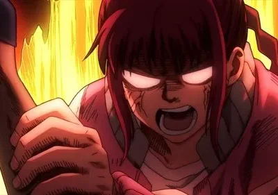 Anime: mulher ruiva com olhos brilhantes e rosto furioso, segurando um braço. Fundo de chamas intensas e clima de tensão.