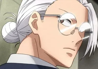 Close-up de perfil de personagem de anime masculino com cabelo branco em coque, óculos redondos e olhar atento.