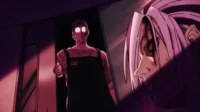 Cena de anime escura. Homem de avental e olhos brilhantes ameaça outro com cabelo longo e marcas faciais,assustado.