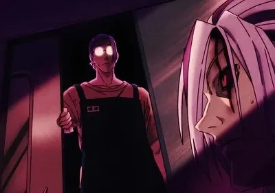 Cena de anime escura. Homem de avental e olhos brilhantes ameaça outro com cabelo longo e marcas faciais, assustado.