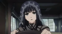 Mulher anime de cabelo preto e véu azul escuro detalhado. Ela usa blusa preta com tiras,dirigindo em veículo escuro,com olhar sério.