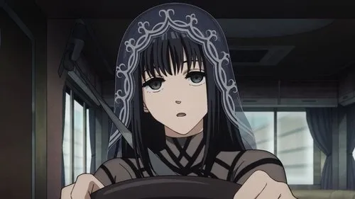 Mulher anime de cabelo preto e véu azul escuro detalhado. Ela usa blusa preta com tiras,dirigindo em veículo escuro,com olhar sério.