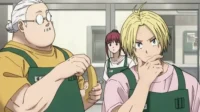 Sakamoto Days – T01E13:Execrável 10 Três personagens anime. Homem grisalho descasca banana. Jovem loiro,mão no queixo,parece pensativo. Mulher surpresa ao fundo. Todos de avental.