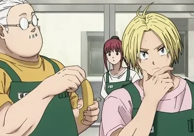 Três personagens anime. Homem grisalho descasca banana. Jovem loiro, mão no queixo, parece pensativo. Mulher surpresa ao fundo. Todos de avental.