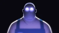 Sakamoto Days – T01E14:Assalto 9 Homem robusto,careca,com olhos brilhantes azuis em ambiente escuro. A iluminação roxa destaca seus ombros,clima misterioso.