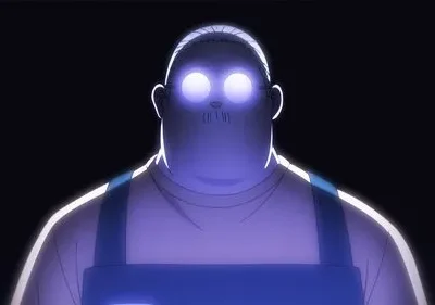Homem robusto, careca, com olhos brilhantes azuis em ambiente escuro. A iluminação roxa destaca seus ombros, clima misterioso.