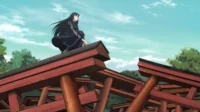 Sakamoto Days – T01E15:Girando e girando na torre 8 Mulher de cabelo preto e roupa escura agachada sobre vários portões torii vermelhos. Ela observa o horizonte sob um céu azul.