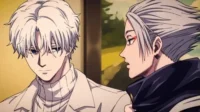 Sakamoto Days – T01E16:Dança fatiadora 7 Pôster de anime:Dois homens. Um de cabelo branco e suéter,olhar sério. O outro de cabelo cinza,maquiagem vermelha e brinco,o encara com a boca entreaberta. Fundo quente.
