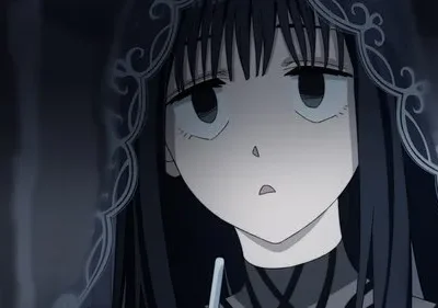 Close-up de garota anime com cabelos pretos e véu escuro com brilho azulado. Olhos cansados e expressão apática em fundo sombrio.