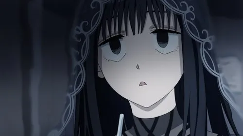 Close-up de garota anime com cabelos pretos e véu escuro com brilho azulado. Olhos cansados e expressão apática em fundo sombrio.