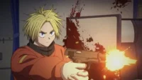 Sakamoto Days – T01E18:Kanaguri 5 Jovem de cabelo loiro e uniforme laranja atira com pistola. Faíscas e sangue respingado na parede. Clima tenso de ação.
