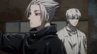 Sakamoto Days – T01E20:Mesmo ídolo 3 Dois homens de cabelo branco. O da frente sério,em roupa escura. O de trás sorri em traje claro. Cenário urbano noturno,clima misterioso.