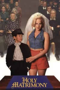 Mulher loira de véu,blusa jeans e shorts,segura a mão de menino em traje tradicional,diante de comunidade austera.